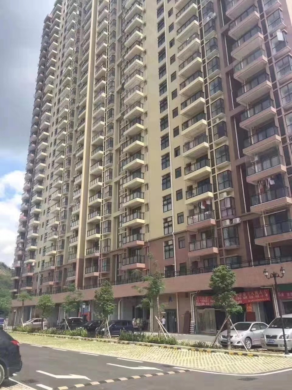 石巖村委統建樓