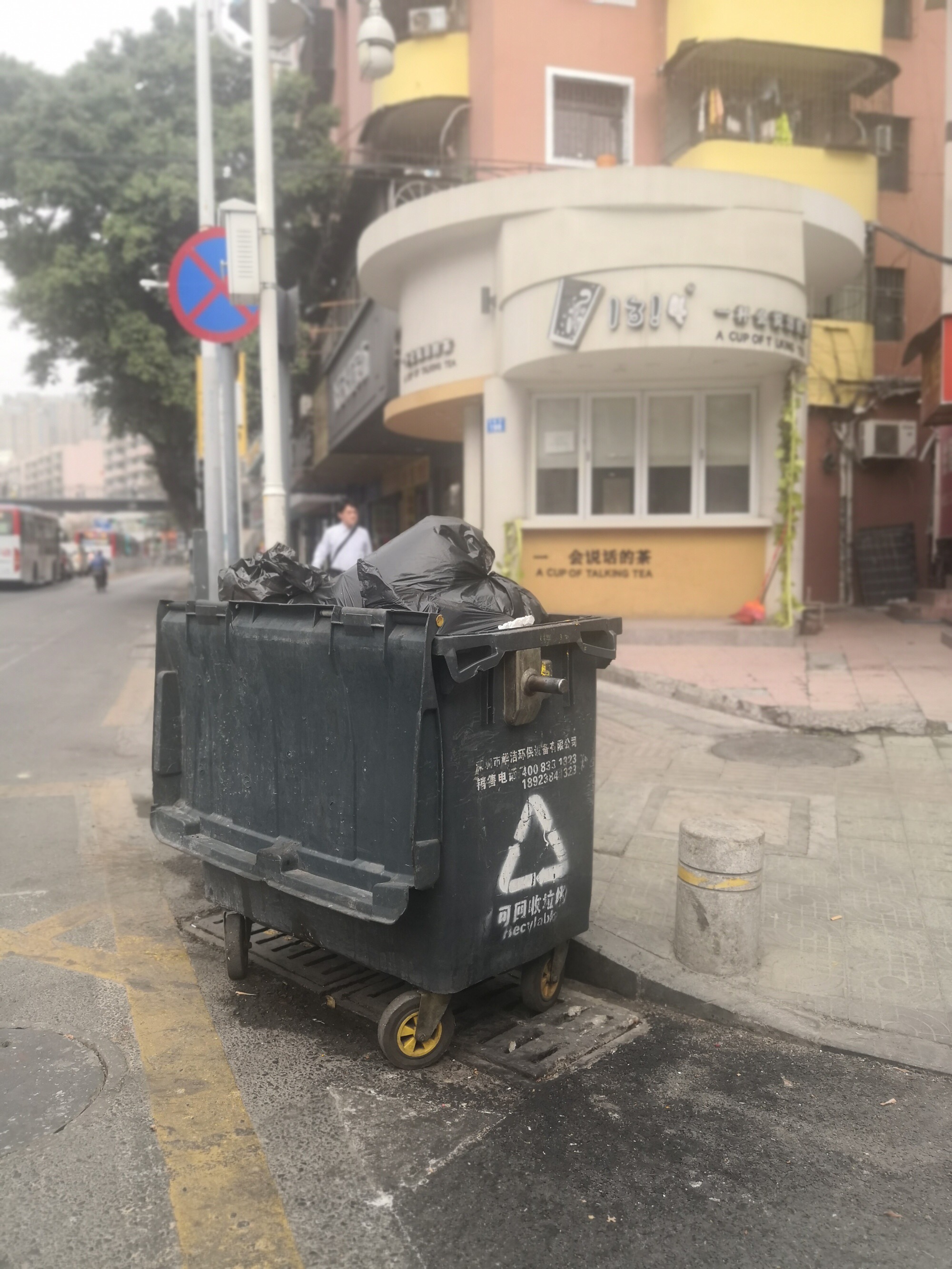 機(jī)動車在小區(qū)行車道上停放